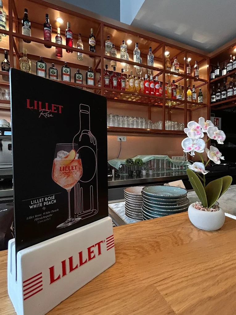 Bar mit warmem Licht