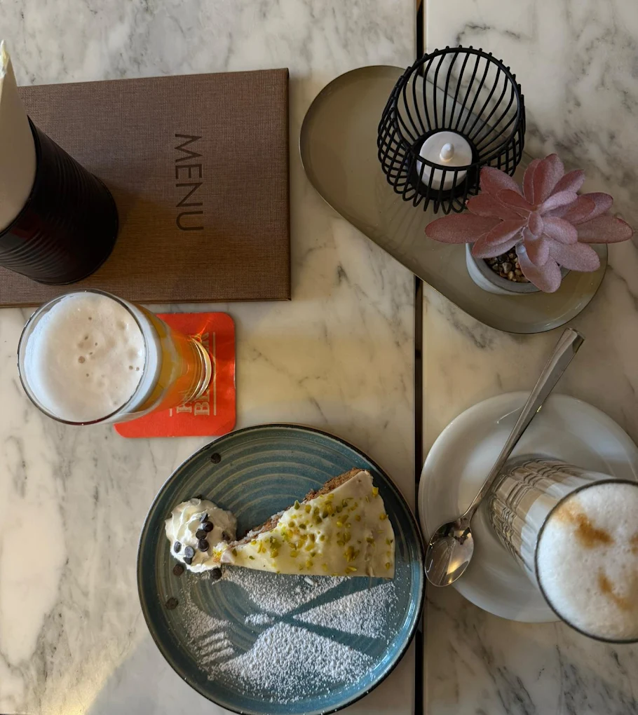 Frühstückskarte im Café Zum Kleeblatt Heidelberg – Pancakes, Bagels und frische Zutaten